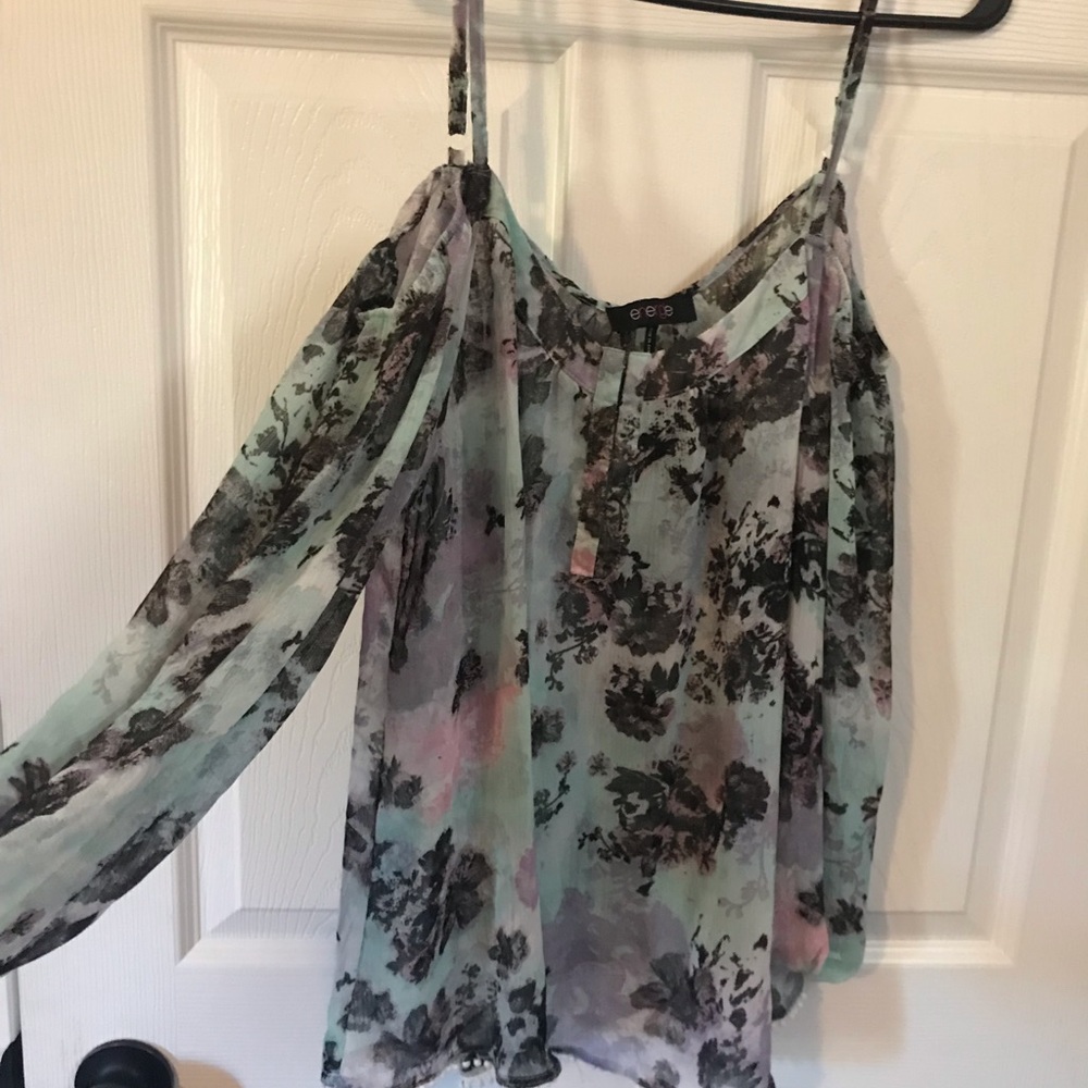 Cold shoulders top